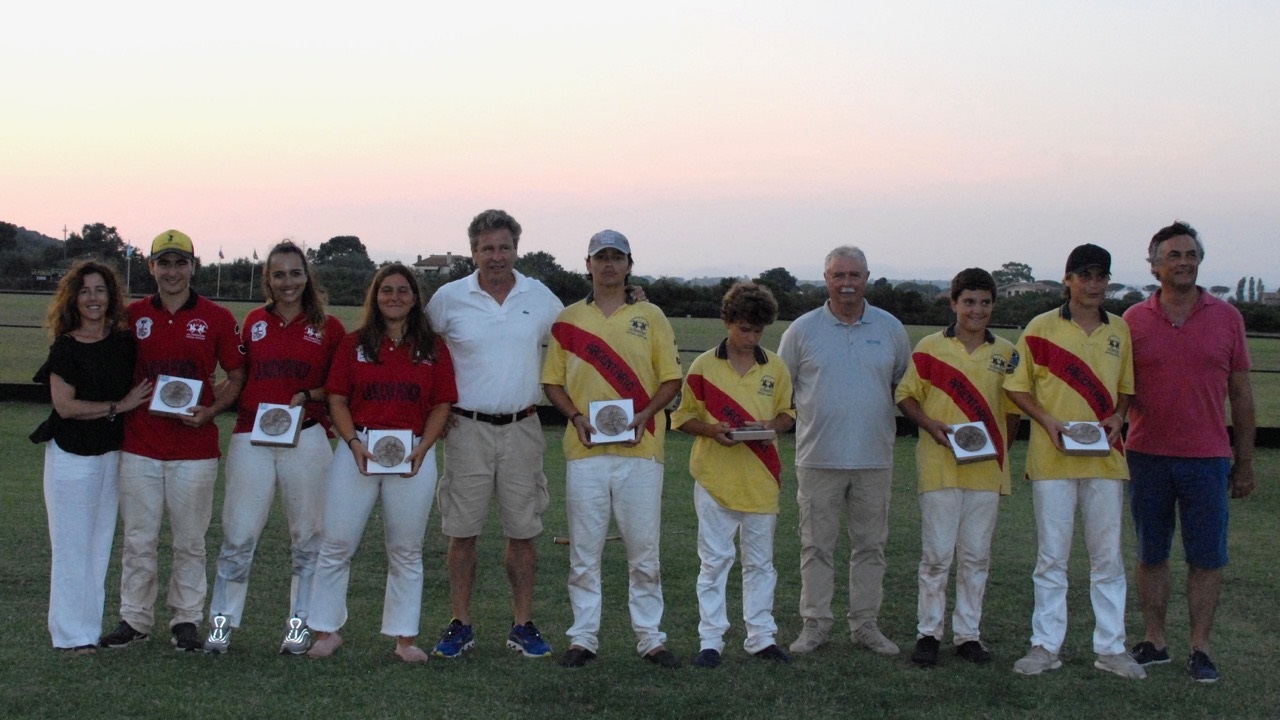 Juniors con Paola GalantinoDelegato Coni GrossetoSig. Daniele Giannini Carlos Maria Bertola polo Manager e allenatore Alessandro Giachetti Dipartimento Polo F.I.S.E.1